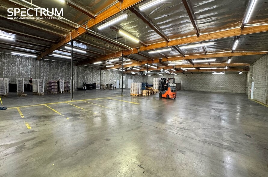 More Photos Of 7727-7729 Burnet Ave, Van Nuys Warehouse For Lease