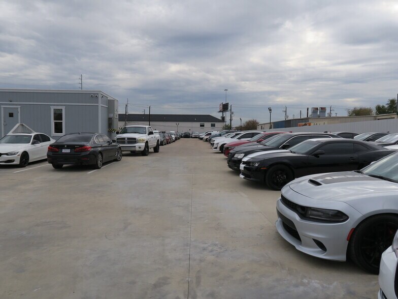 More Photos Of 6011 Skyline Dr, Houston Auto Dealership For Lease