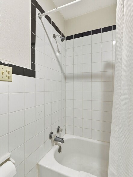 More Photos Of 1900 No Broadway Ave, Ada Hotel For Sale