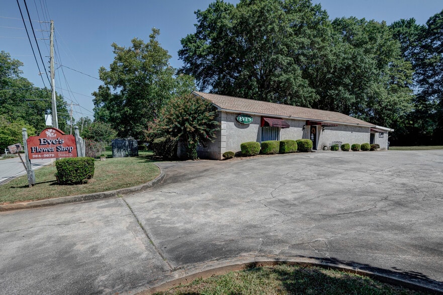 More Photos Of 25 Strickland St, Fairburn Freestanding For Lease