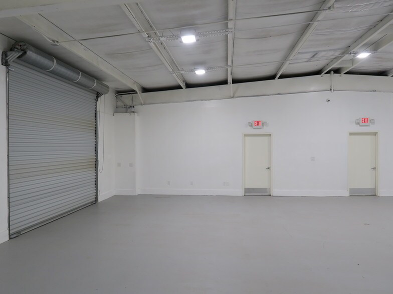 More Photos Of 5830 Star Ln, Houston Light Distribution For Lease