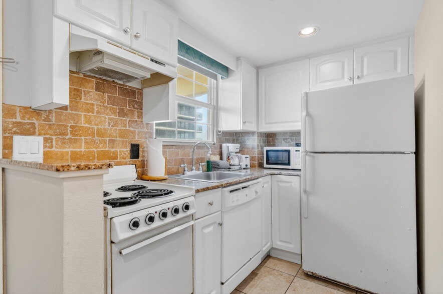 More Photos Of 1014 N Atlantic Ave, Daytona Beach Hotel For Sale