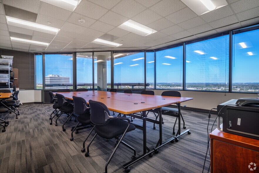 More Photos Of 8122 Datapoint Dr, San Antonio Office For Lease