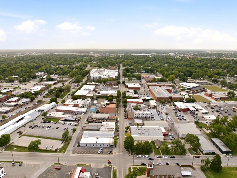 More Photos Of 326 SE Douglas St, Lees Summit Office For Sale