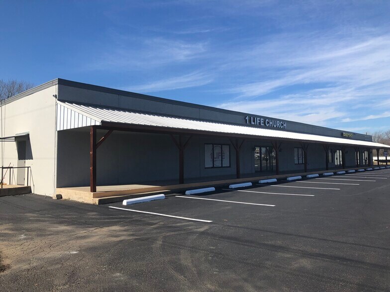 More Photos Of 1605-1611 N Main St, Cleburne Storefront For Lease