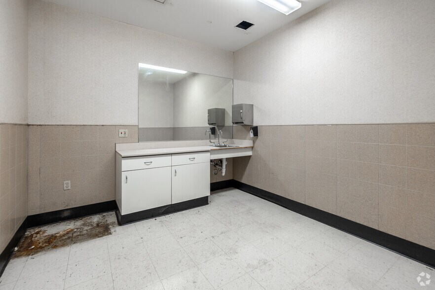 More Photos Of 1555 S Broadway, Wichita Drugstore For Sale