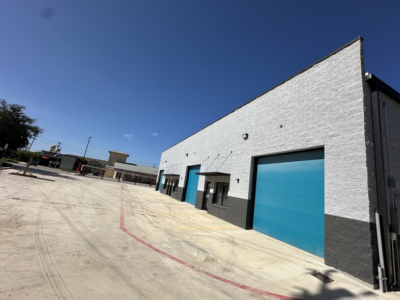 More Photos Of 10927 Fredericksburg Rd, San Antonio Unknown For Lease