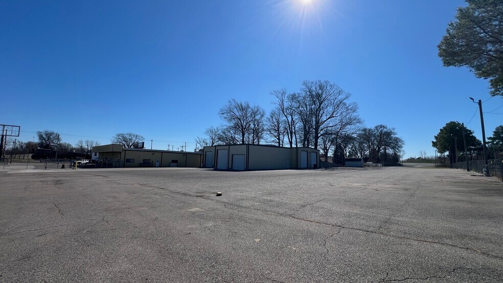 More Photos Of 1145 Brooks Rd, Memphis Mixed Retail For Sale