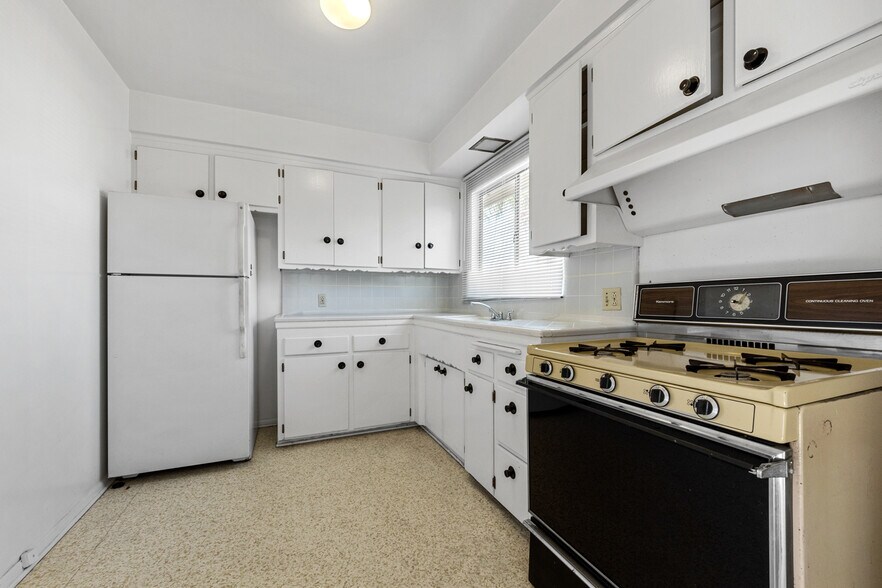 More Photos Of 1043 S Holt Ave, Los Angeles Apartments For Sale
