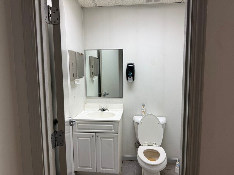 More Photos Of 327 Ashland Rd, Mansfield Showroom For Lease