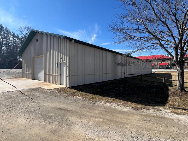 More Photos Of 69 Bagwell Mill Rd, Arden Warehouse For Lease