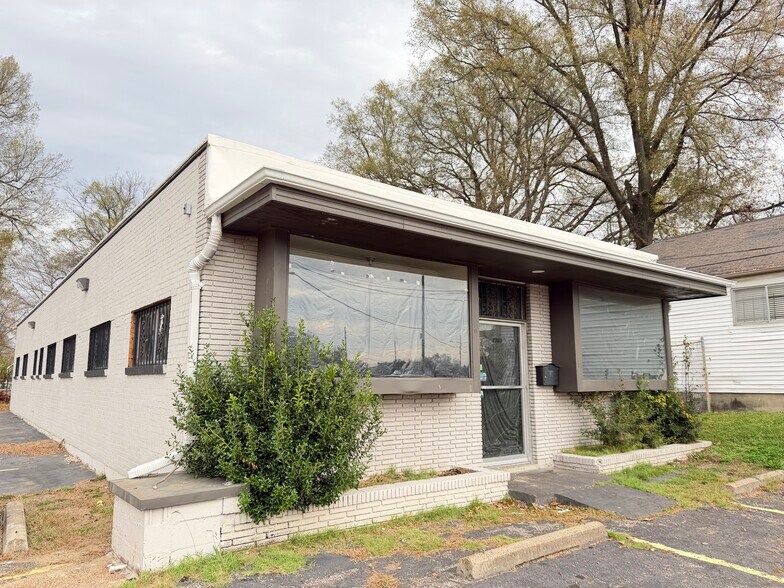 Primary Photo Of 2390 Lamar Ave, Memphis Office For Sale