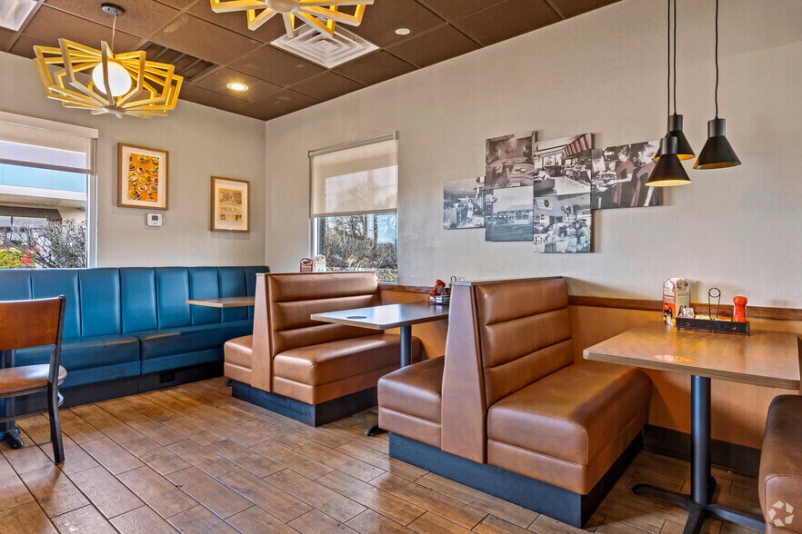 More Photos Of 3422 W Gentry Pkwy, Tyler Restaurant For Lease