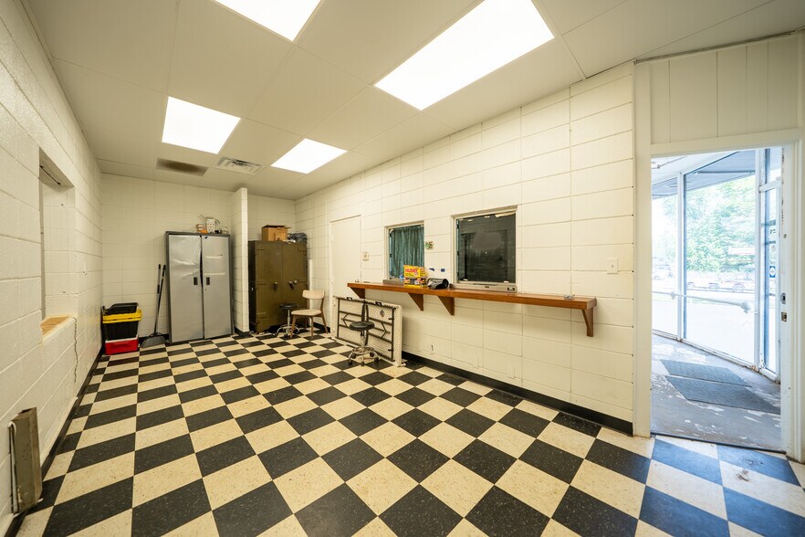 More Photos Of 5900 Troost Ave, Kansas City Showroom For Lease