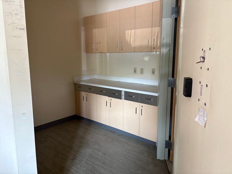 More Photos Of 11 Vista Blvd, Slingerlands Bank For Lease