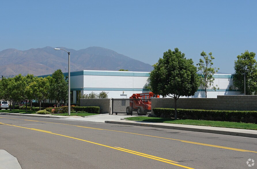 More Photos Of 20712 Civic Center Dr, Lake Forest Warehouse For Lease