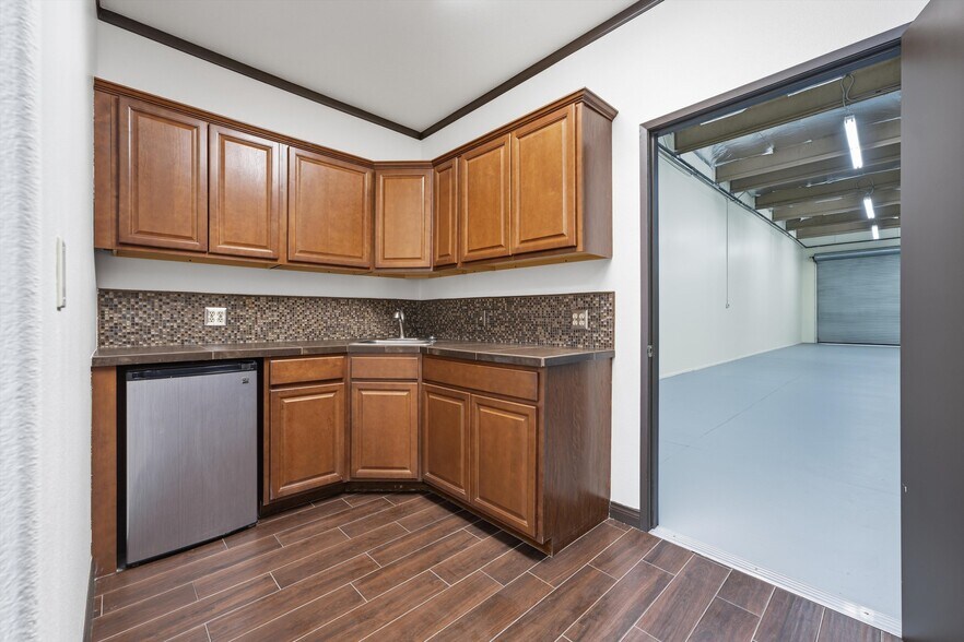 More Photos Of 42207 6th St W, Lancaster Warehouse For Lease