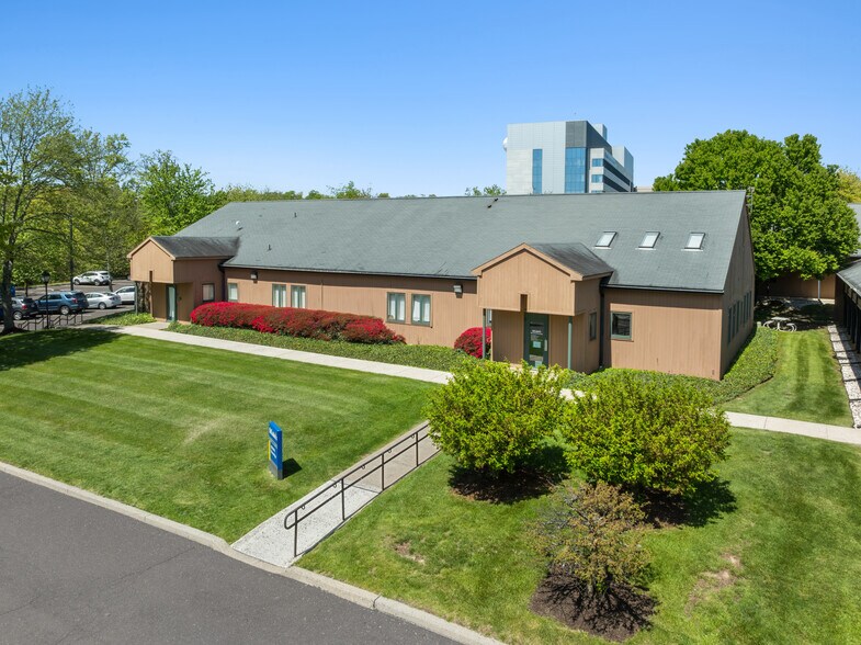 More Photos Of 670 Lawn Ave, Sellersville Medical For Sale