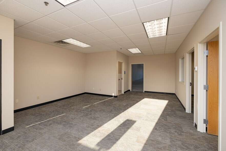 More Photos Of 14608 Felton Ct, Apple Valley Warehouse For Lease