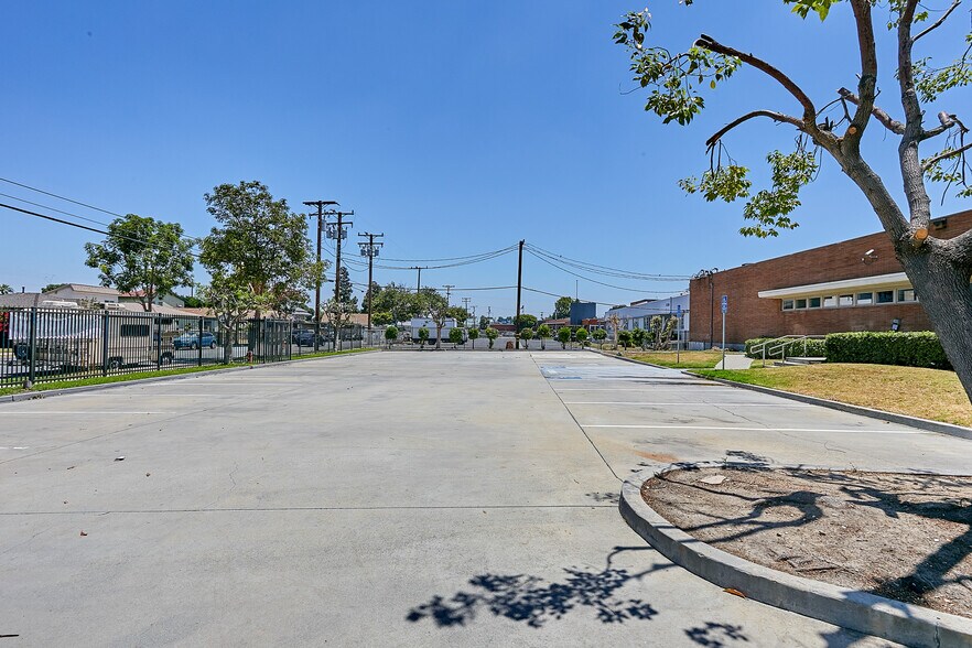 More Photos Of 5300 Harbor St, Commerce Warehouse For Lease