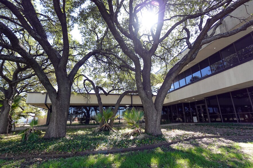 More Photos Of 6224 W Interstate 10, San Antonio Office For Sale