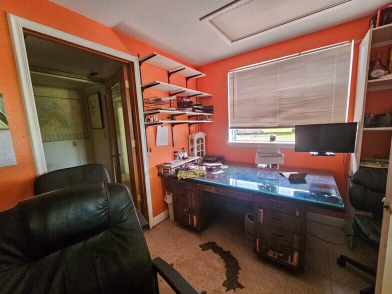 More Photos Of 1420 E Palestine Ave, Palestine Flex For Sale