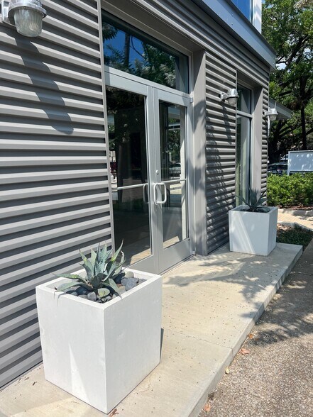 More Photos Of 1500 McGowen St, Houston Restaurant For Lease
