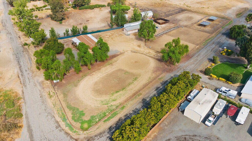 More Photos Of 25110 Monroe Ave, Murrieta Veterinarian Kennel For Sale