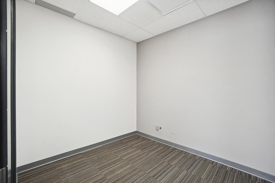 More Photos Of 10007 Boul Pie-IX, Montréal Office For Sale