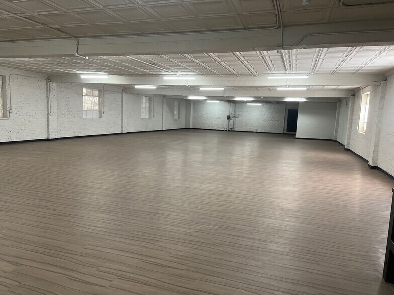 More Photos Of 2441 W Baltimore St, Baltimore Flex For Sale