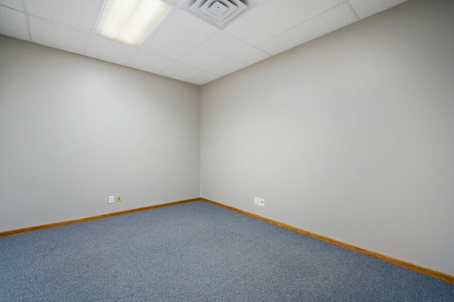 More Photos Of 1801 N 13th Ave E, Newton Flex For Lease