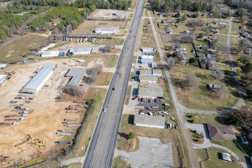 More Photos Of 5424 W Oak St, Palestine Showroom For Lease