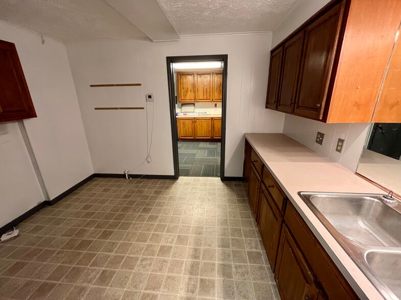 More Photos Of 1759 E Elm St, Springfield Office For Lease