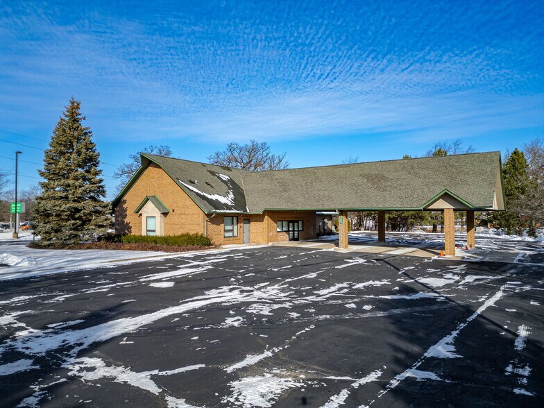 More Photos Of 1745 S Eastwood Dr, Woodstock Bank For Sale