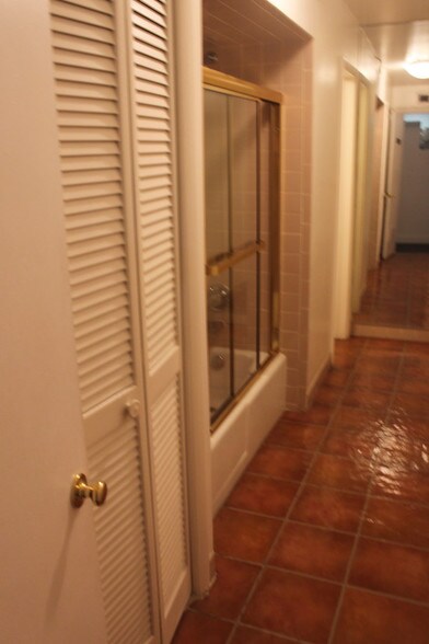 More Photos Of 2475 Hollywood Blvd, Hollywood Office For Lease
