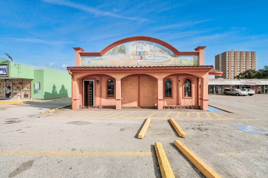 More Photos Of 7626 Clarewood Dr, Houston Restaurant For Sale