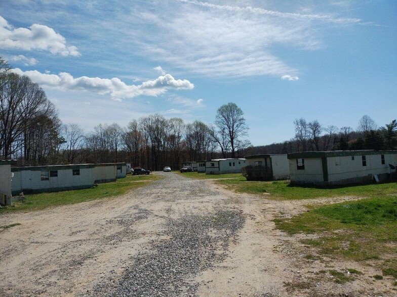 Primary Photo Of 130 Bailey Ln, Pilot Mountain Manufactured Housing Mobile Home Park For Sale