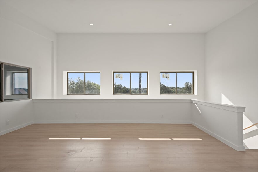More Photos Of 10020 Darden Hill Rd, Austin Light Distribution For Lease