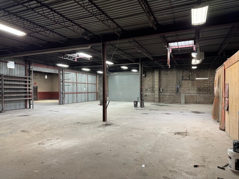 More Photos Of 245 Middle Island Rd, Medford Warehouse For Lease
