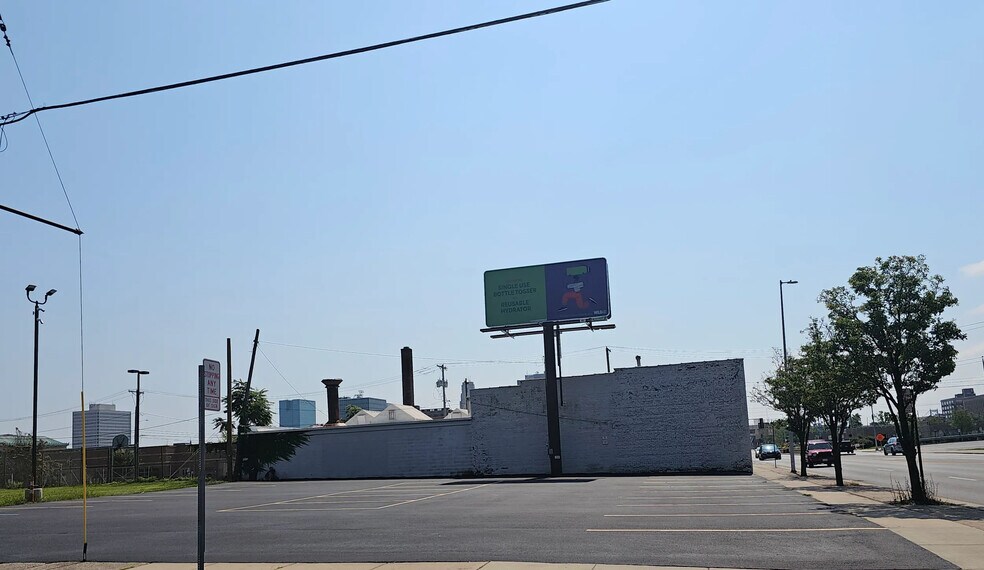 More Photos Of 1502 Monroe St, Toledo Warehouse For Lease