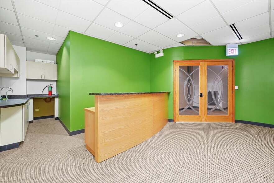 More Photos Of 211 W Wacker Dr, Chicago Office For Sale