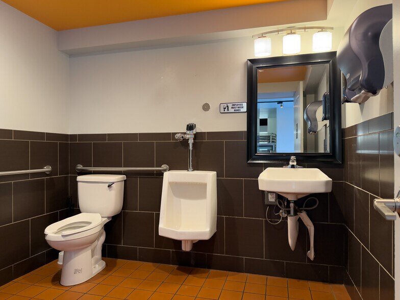 More Photos Of 21 E Main St, Walla Walla General Retail For Lease