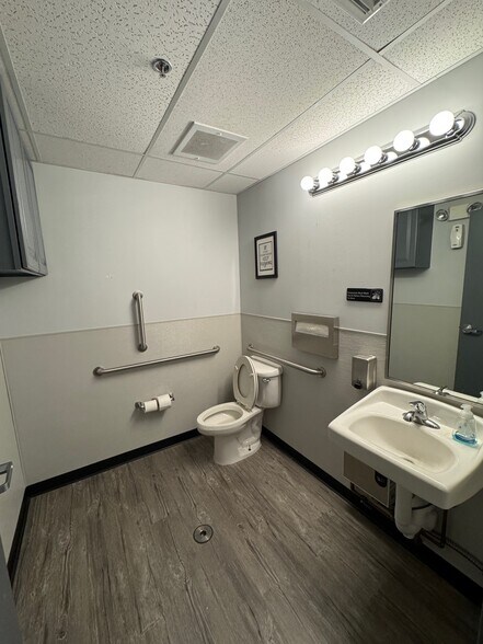 More Photos Of 10581 Ulmerton Rd, Largo Unknown For Lease