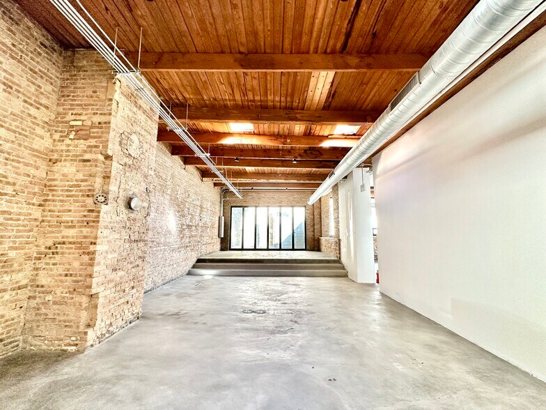 More Photos Of 309-319 N Justine St, Chicago Showroom For Lease