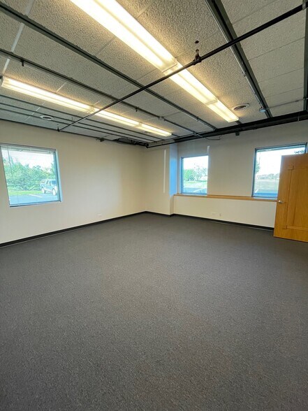 More Photos Of 1051 E Main St, East Dundee Flex For Lease