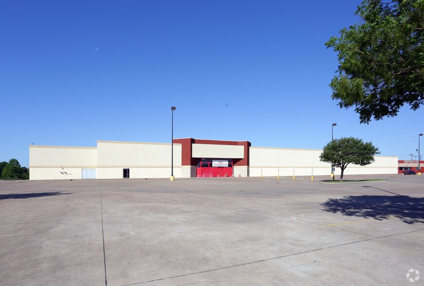 More Photos Of 3161 Broadway Blvd, Garland Freestanding For Lease