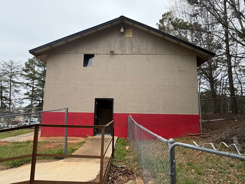 More Photos Of 727 Airport Rd, Cornelia Flex For Sale