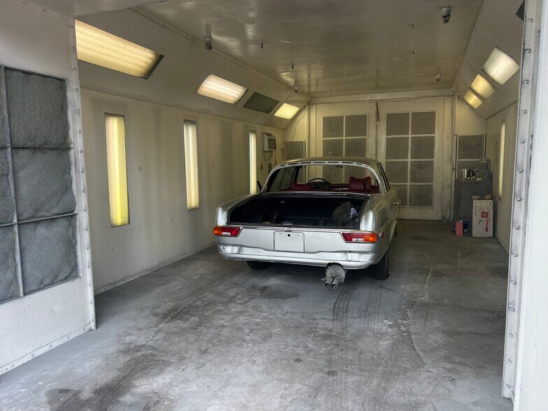 More Photos Of 1570 W Mission Blvd, Pomona Manufacturing For Lease