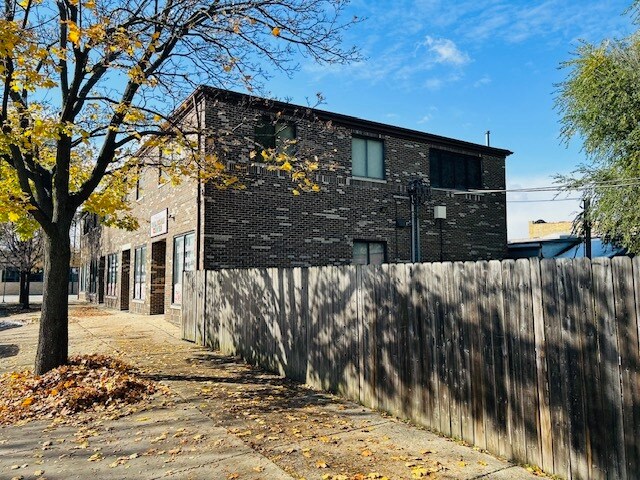 Primary Photo Of 5801 N Northwest Hwy, Chicago Apartments For Sale