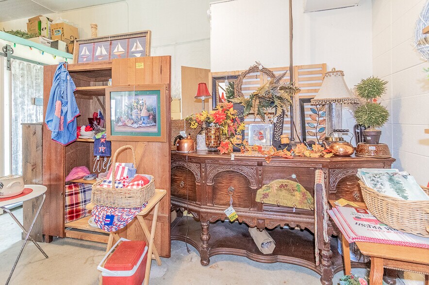 More Photos Of 185 E State St, Iola Storefront For Sale
